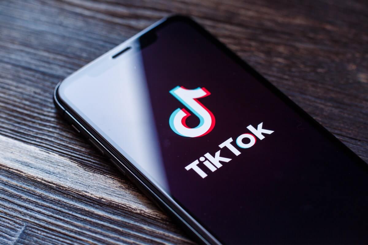 You are currently viewing TikTok and Other Social Media – Major Distractions Behind the Wheel